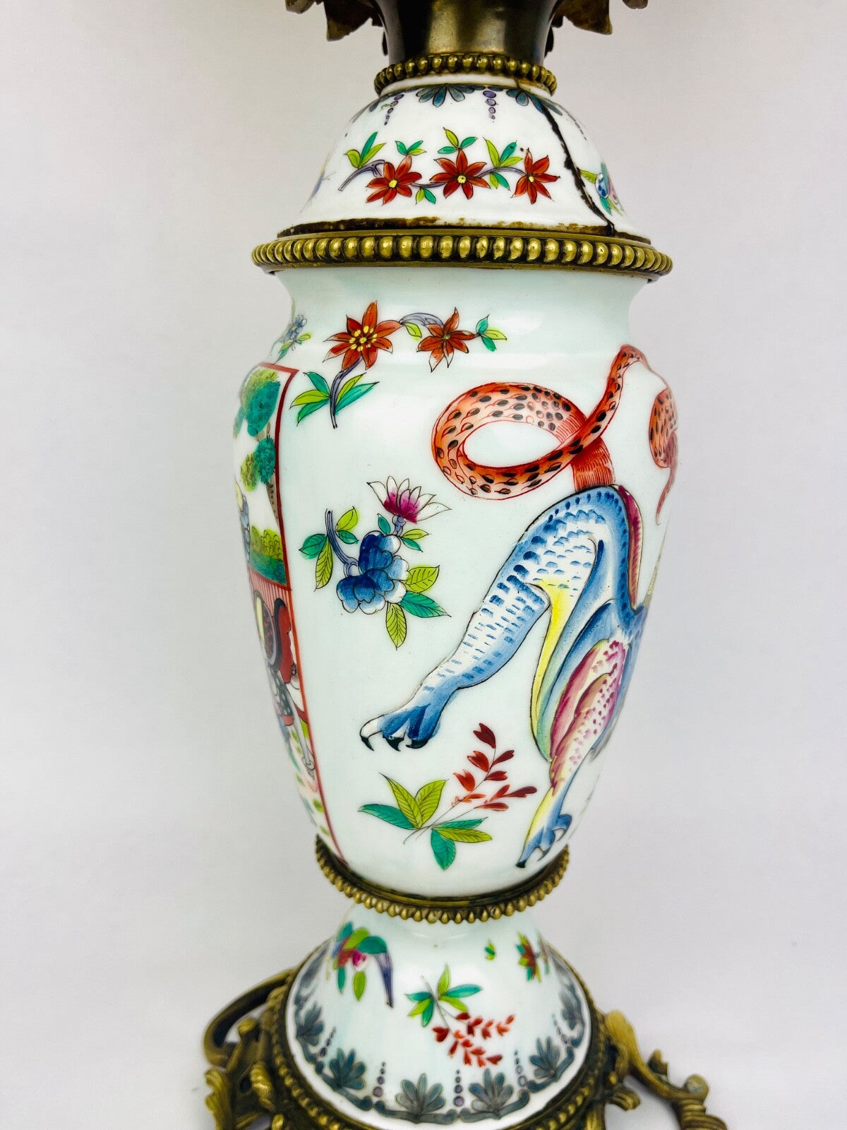 Lampe En Porcelaine De Chine Et Bronze Doré, Dragon Et Scène Guerrière