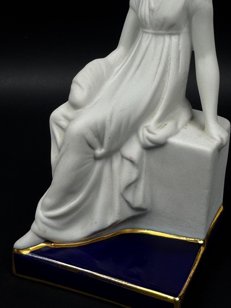 Statuette en biscuit par Tharaud Limoges – Femme à l’antique, socle émaillé bleu