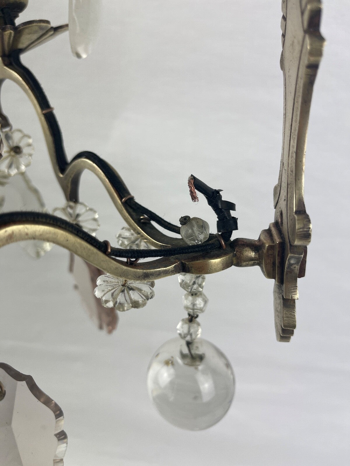 Belle paire d'appliques en bronze avec pampilles en cristal 2 feux