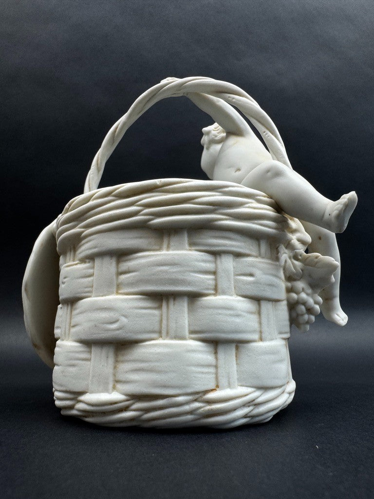 Corbeille en porcelaine blanche à décor de putto, XIXe siècle, 13 cm