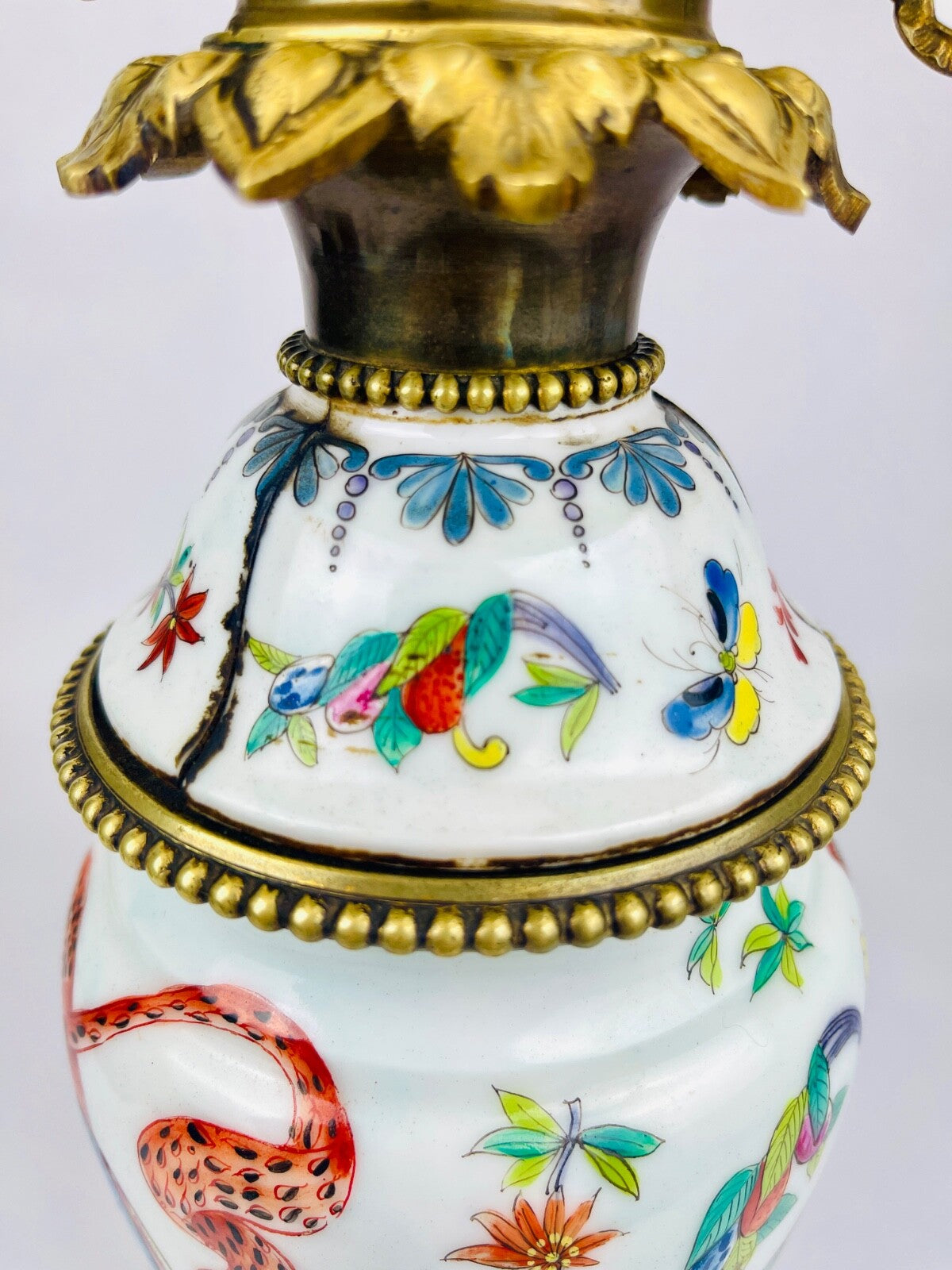 Lampe En Porcelaine De Chine Et Bronze Doré, Dragon Et Scène Guerrière