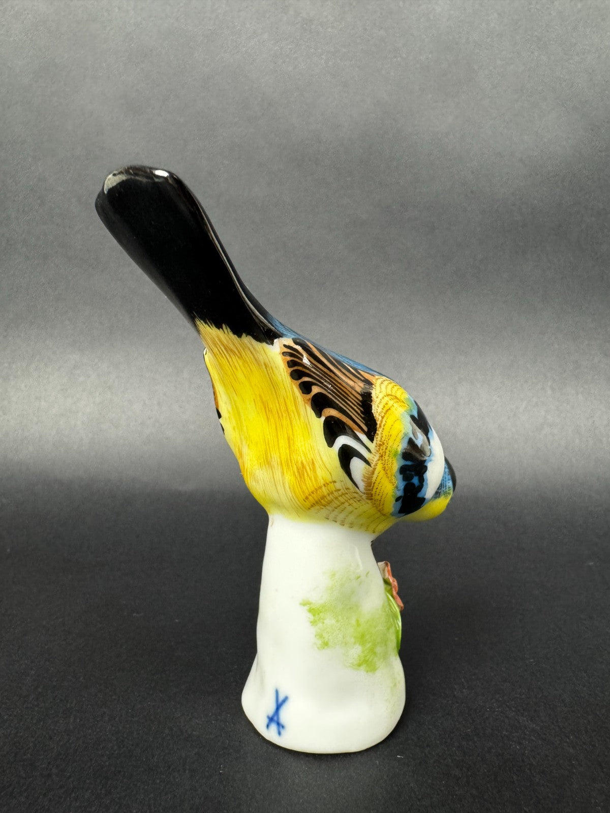 Figurine porcelaine oiseau polychrome sur socle fleuri vintage