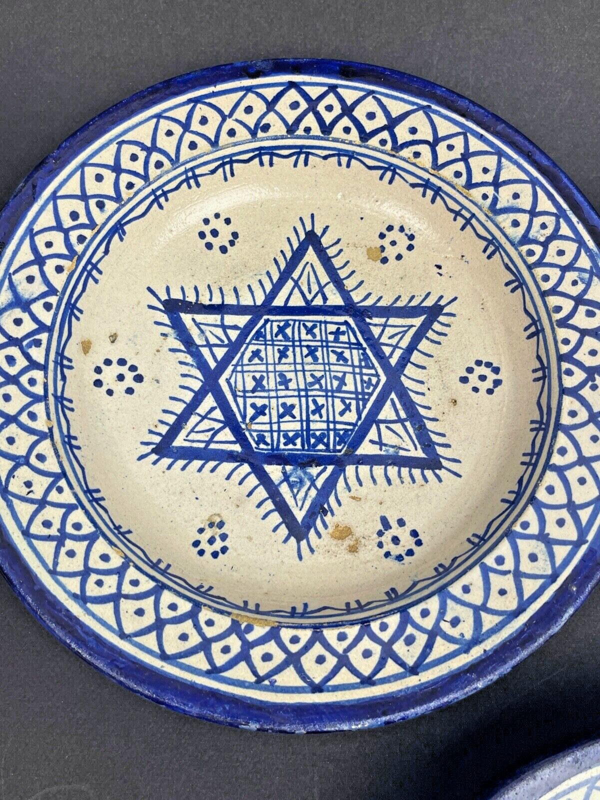 Maroc, Suite De 3 Coupes Ou Assiettes Sur Talon En Faïence De Fès Début 20ème