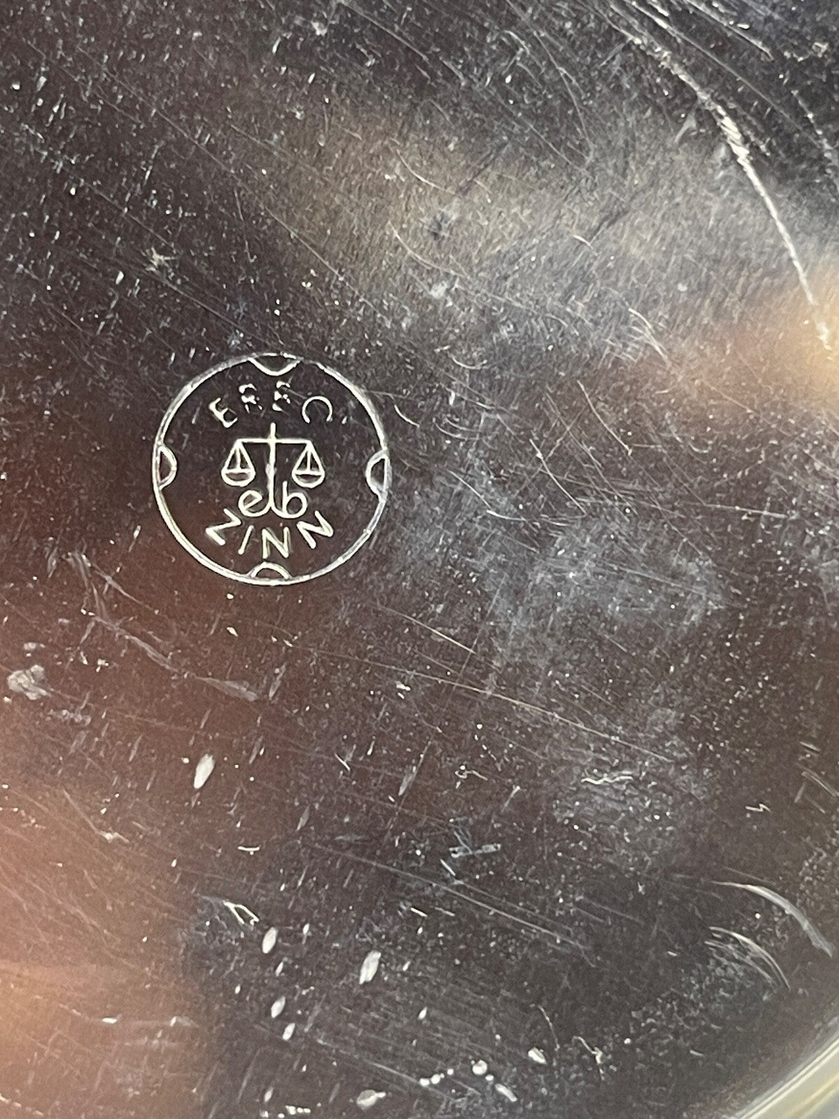 Belle chope à bière en verre gravé et étain