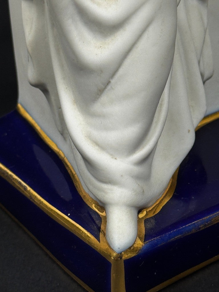 Statuette en biscuit par Tharaud Limoges – Femme à l’antique, socle émaillé bleu