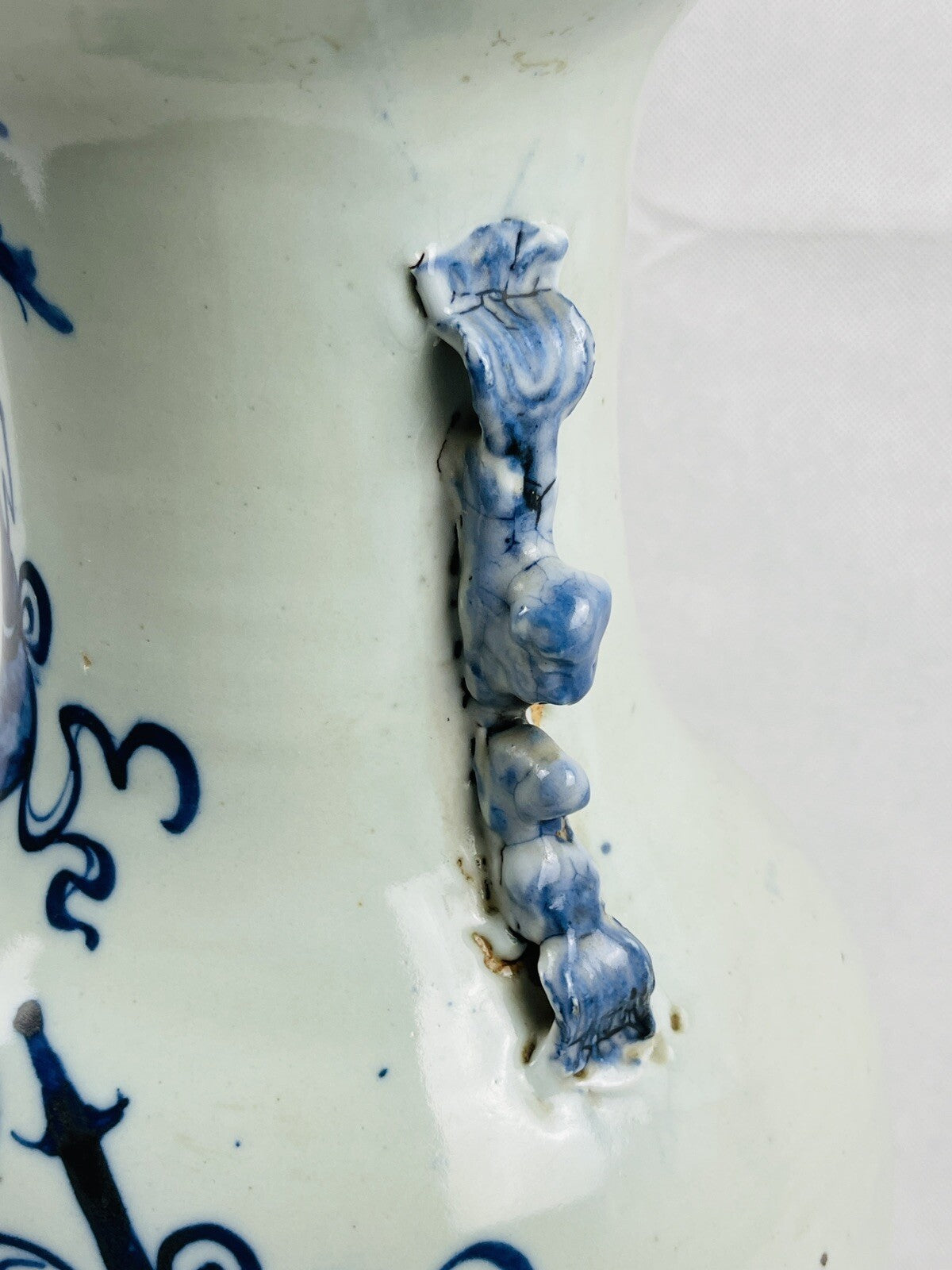 Paire de vases balustres en porcelaine de Chine, dynastie Qing