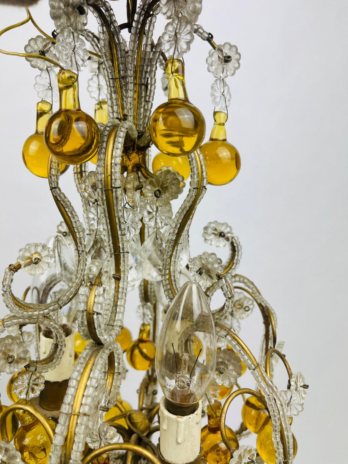 Petit lustre en perles de cristal, gouttes ambrées et laiton, Années 20/30