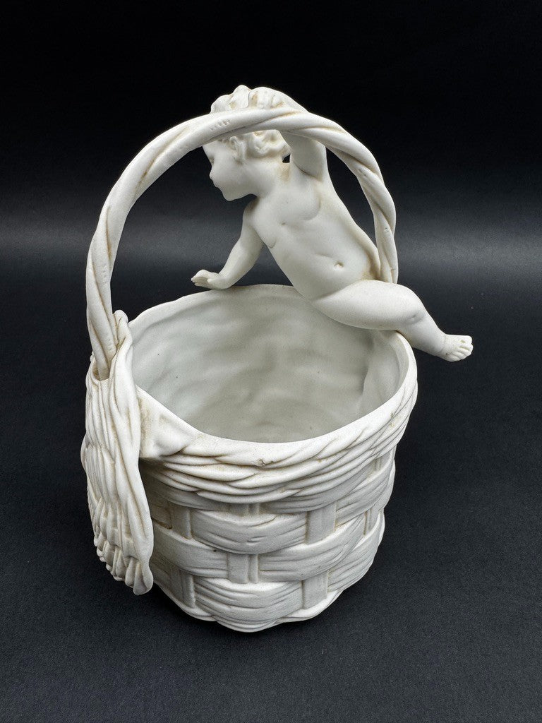 Corbeille en porcelaine blanche à décor de putto, XIXe siècle, 13 cm