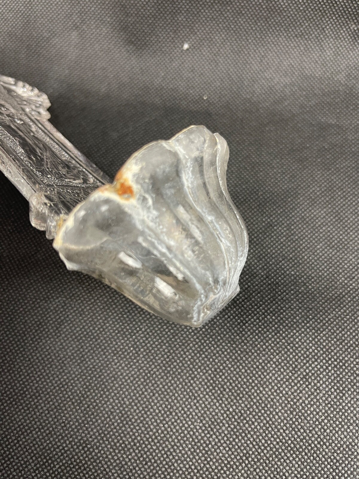 Ancien bénitier en verre moulé, Vierge à l'Enfant