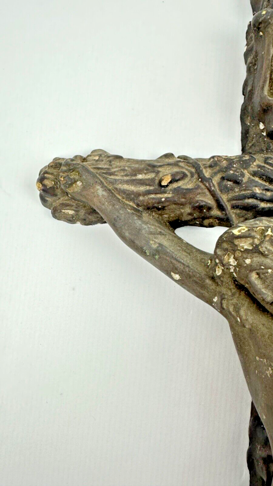 Crucifix Napoléon III en plâtre patine brune