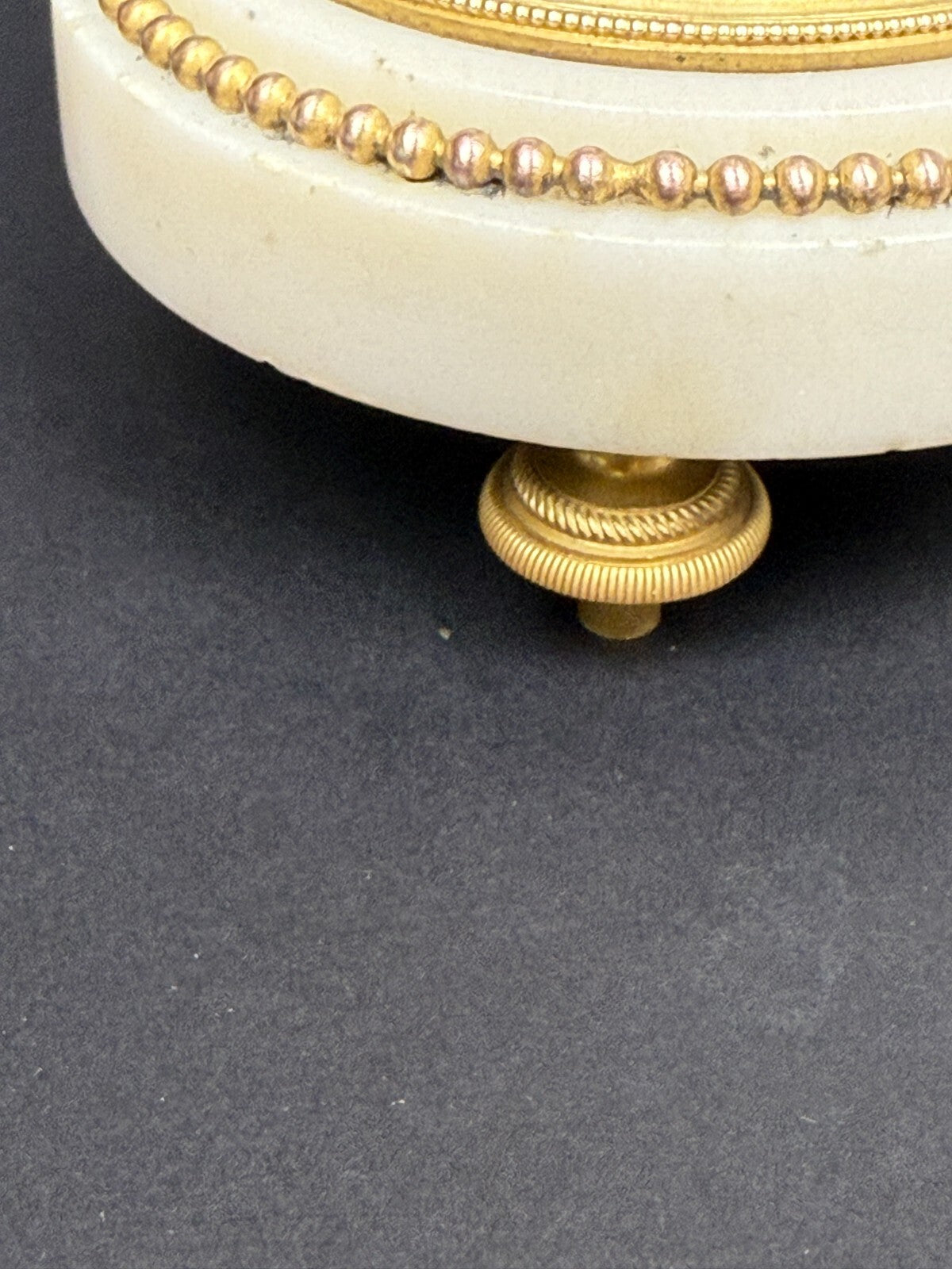 Paire de cassolettes formant bougeoirs d'époque Louis XVI