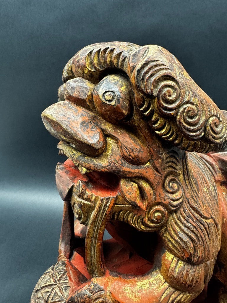 Paire de lions gardiens chinois en bois sculpté polychrome XIXe