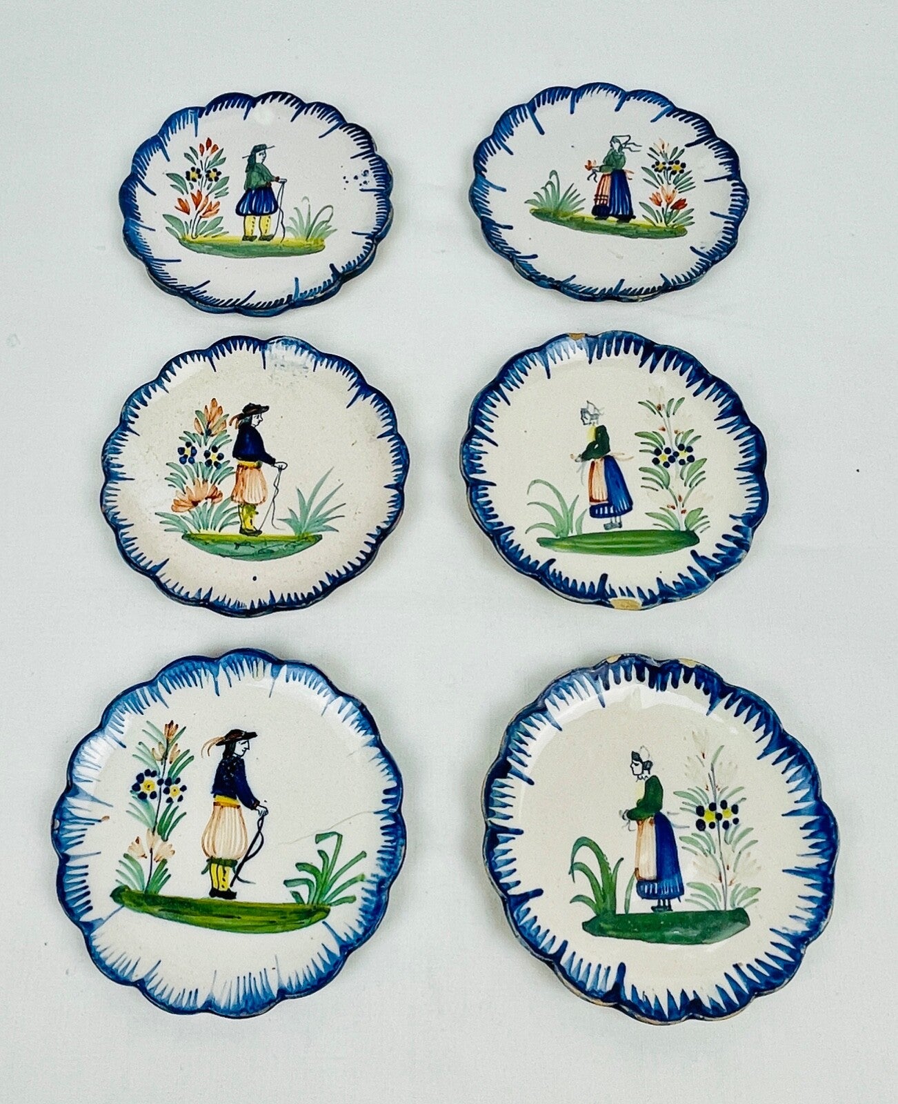 Suite de 6 assiettes miniatures en faïence Henriot Quimper, poupée, beurre