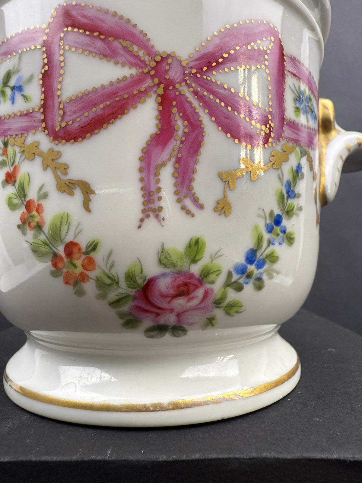 Cache-pot en porcelaine de Paris Décor rubans et fleurs XIXe siècle