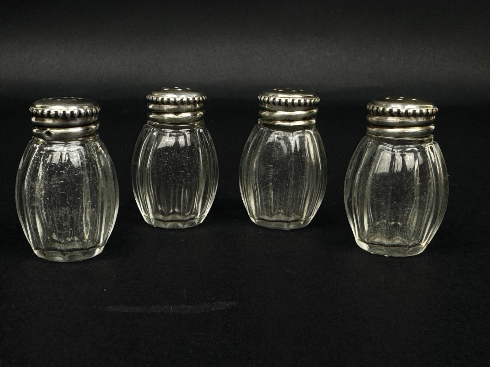 Coffret de quatre salerons Christofle en argent massif et verre