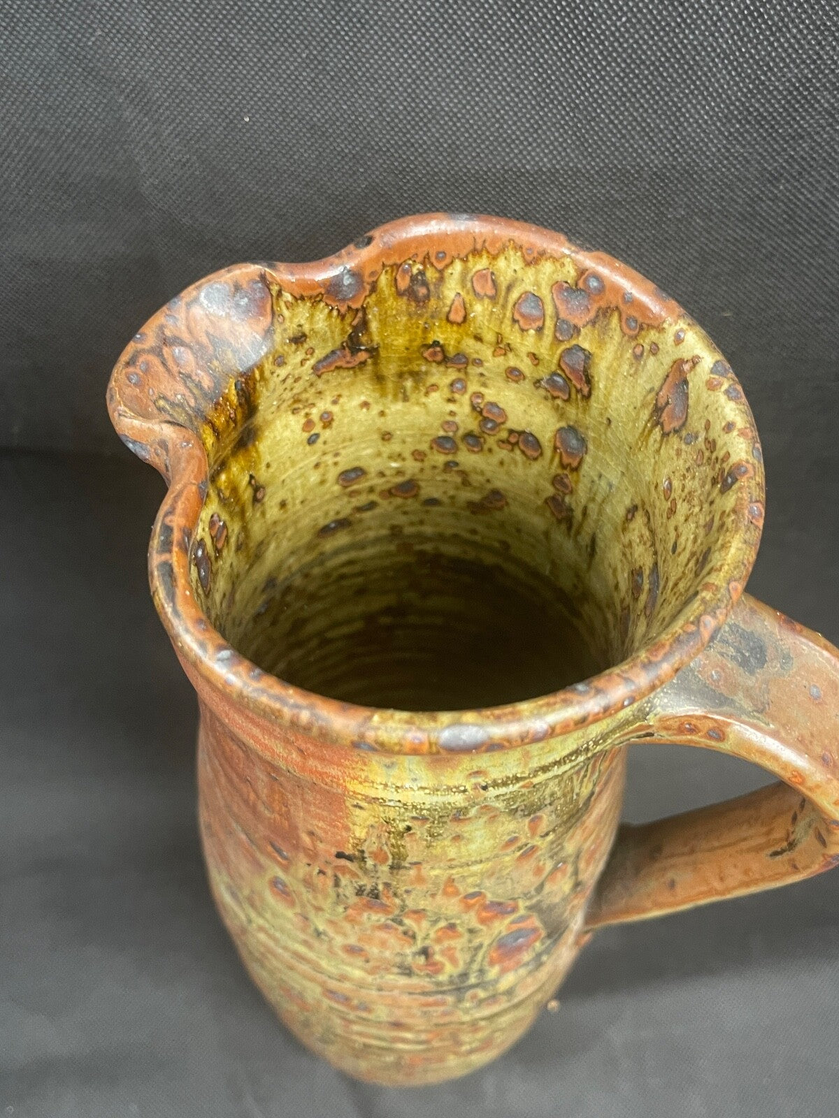Ancien grand pichet en grès vernissé