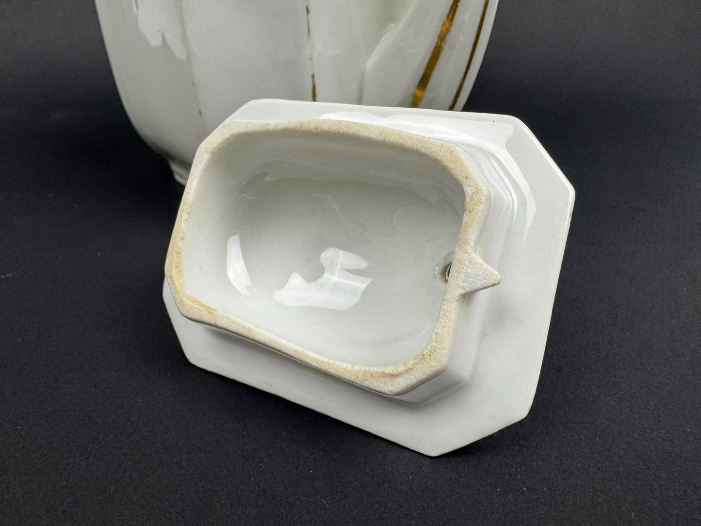 Service à thé en porcelaine blanche et or, époque fin XIXe / début XXe