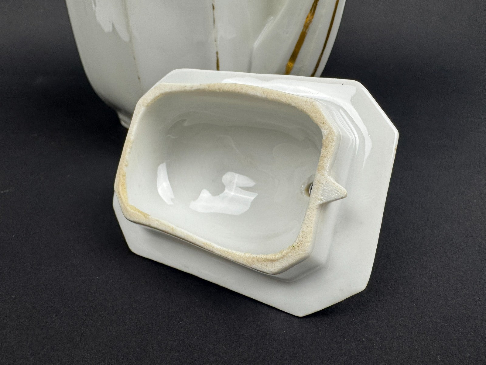 Service à thé en porcelaine blanche et or, époque fin XIXe / début XXe