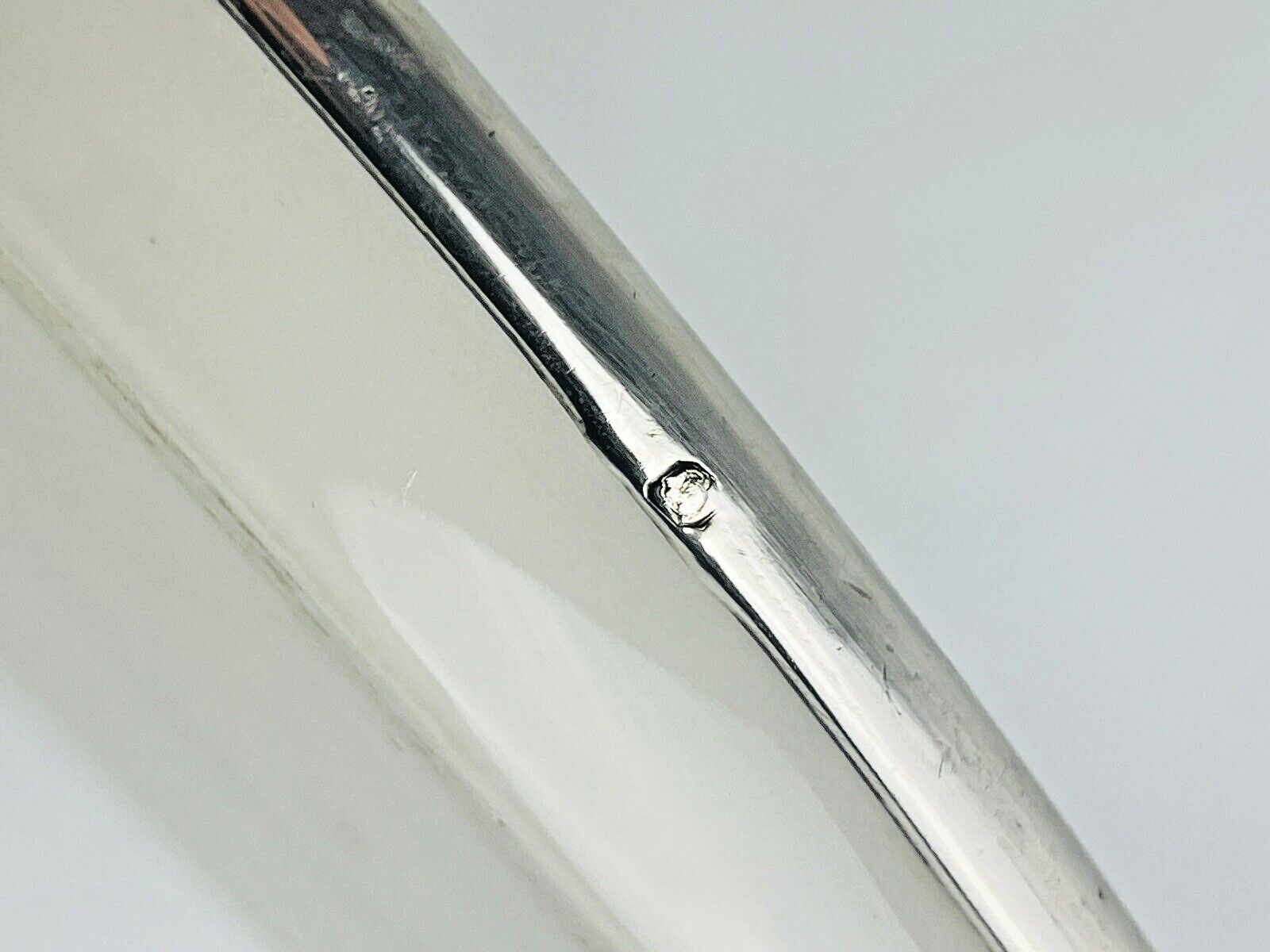 Ancien plat en porcelaine cerclé d'argent, décor de perroquets