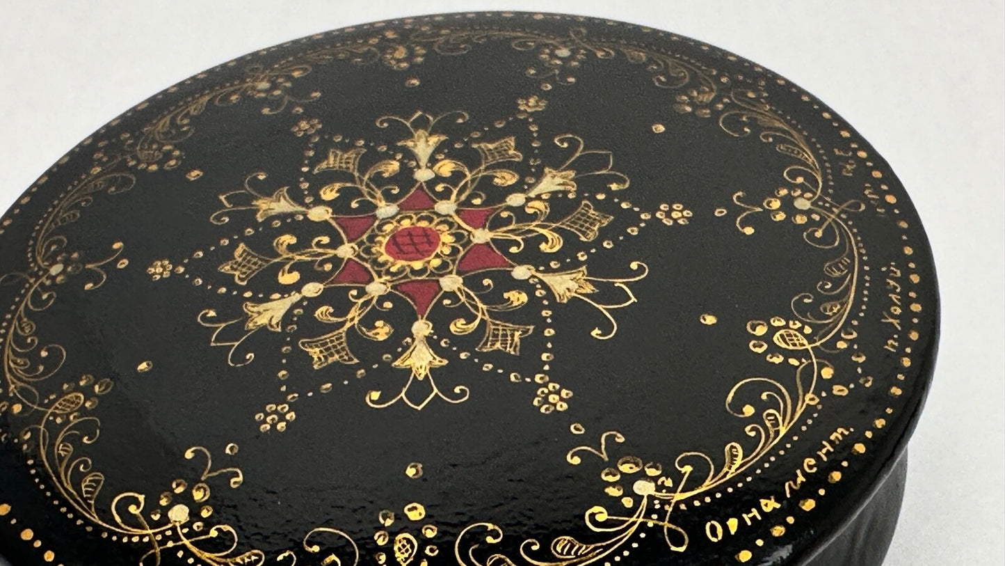 Boite en laque de Palekh, Russie, décor de volutes