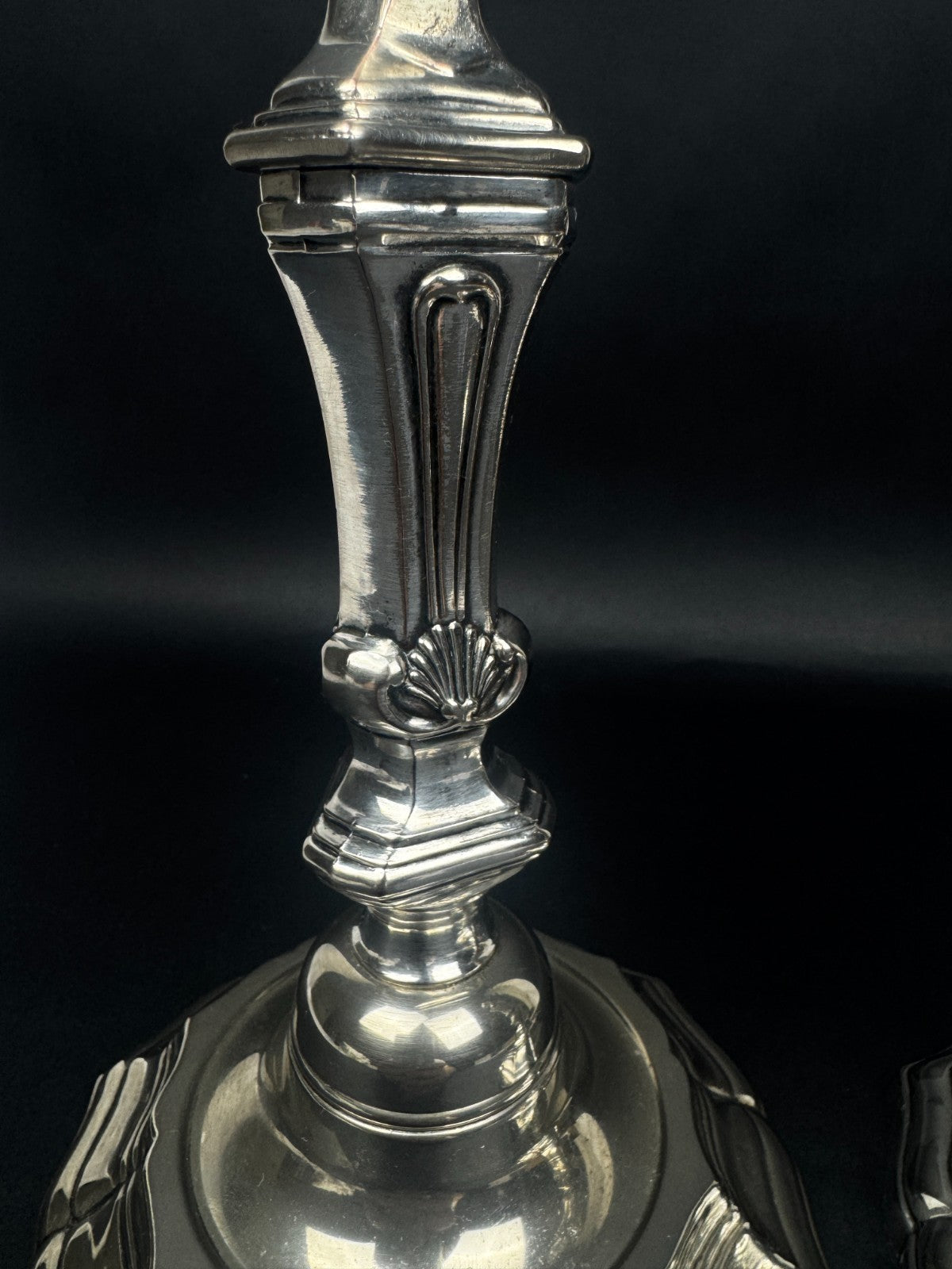 Paire de chandeliers en bronze argenté – Orfèvre Auguste Monnier Veuve, 1911
