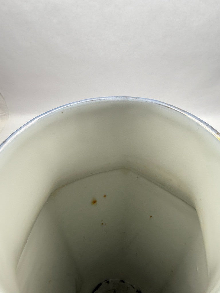 Vase octogonal en porcelaine de Limoges, bleu de four et décor doré, XXe siècle