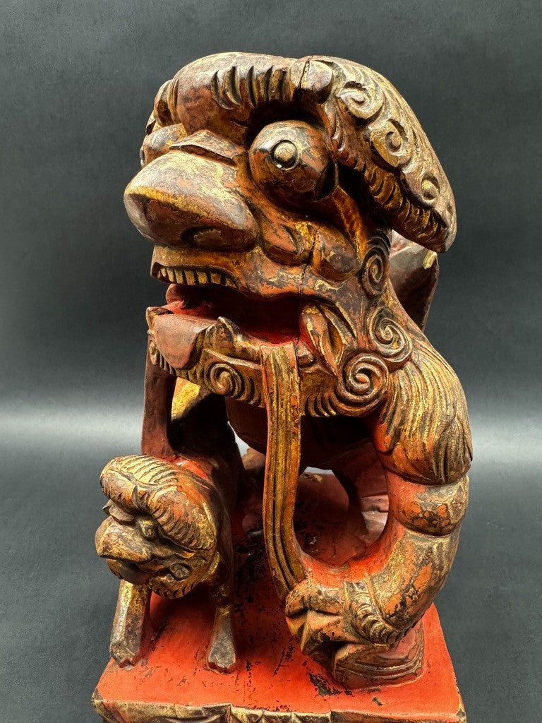 Paire de lions gardiens chinois en bois sculpté polychrome XIXe