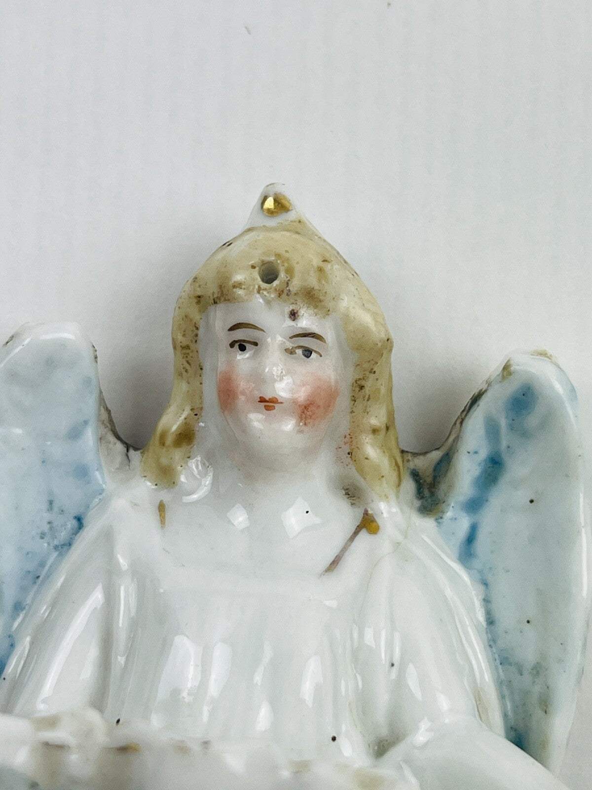 Petit bénitier de chevet 19ème en porcelaine de Paris, angelot
