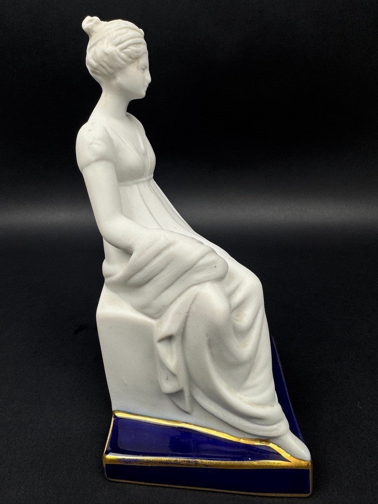 Statuette en biscuit par Tharaud Limoges – Femme à l’antique, socle émaillé bleu