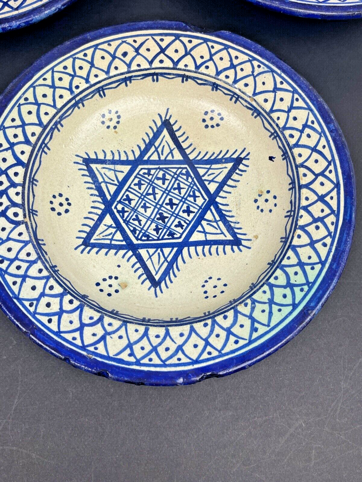 Maroc, Suite De 3 Coupes Ou Assiettes Sur Talon En Faïence De Fès Début 20ème