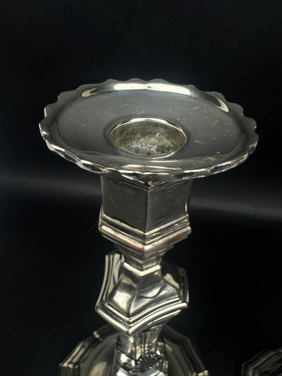 Paire de chandeliers en bronze argenté – Orfèvre Auguste Monnier Veuve, 1911
