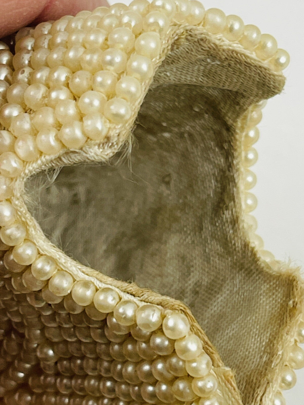 Ancien étui à lunettes brodé de perles