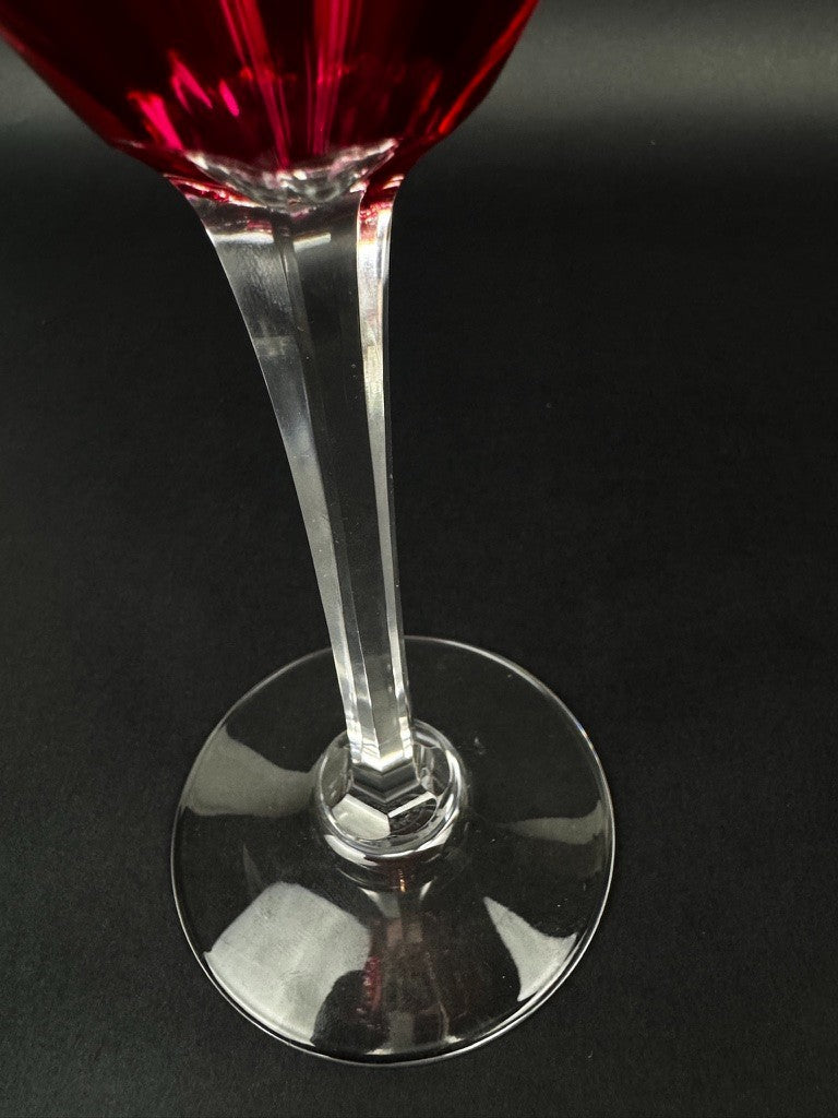 Paire de verres à vin Baccarat – Modèle Cassino – Cristal framboise taillé 19 cm