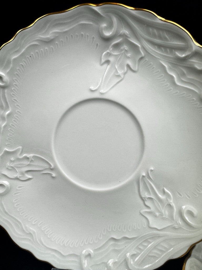 Tasses et soucoupes Tharaud Limoges porcelaine blanche relief doré