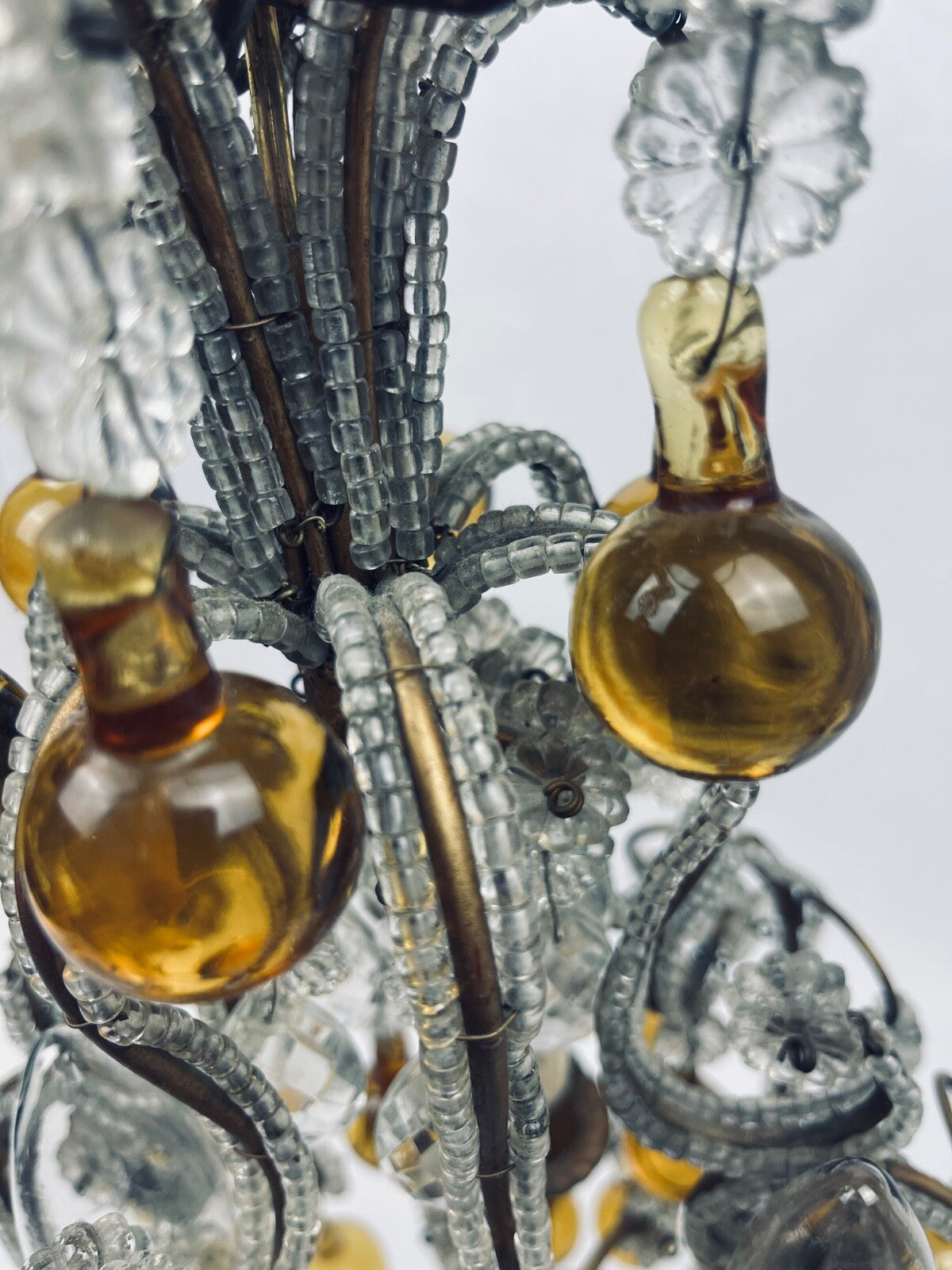 Petit lustre en perles de cristal, gouttes ambrées et laiton, Années 20/30