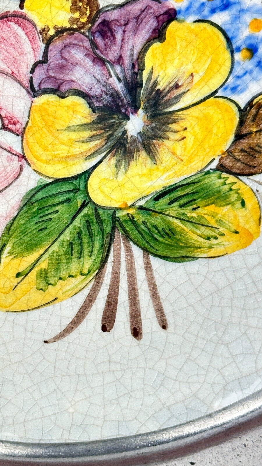 Assiette murale décorative faïence et étain aux fleurs de printemps