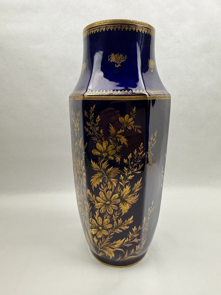 Vase octogonal en porcelaine de Limoges, bleu de four et décor doré, XXe siècle