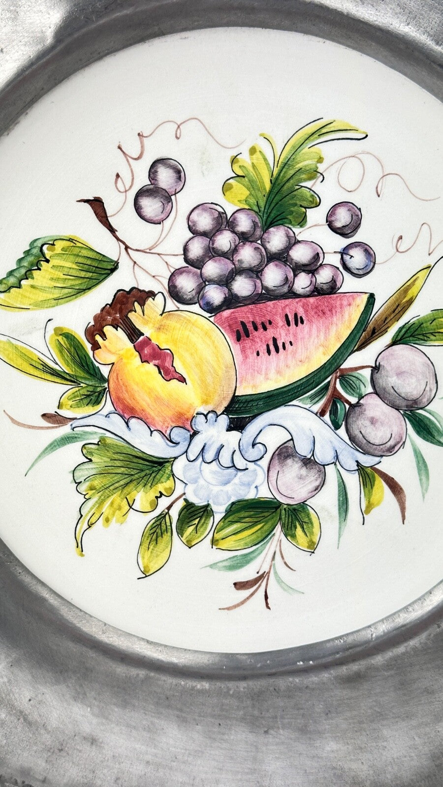 Assiette murale décorative faïence et étain aux fruits