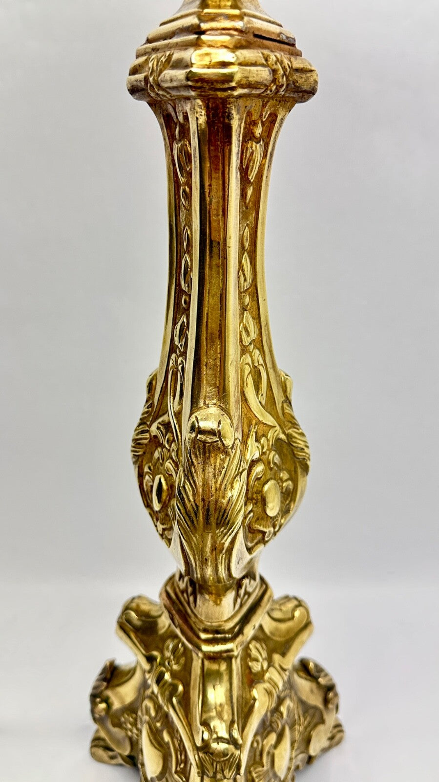Important Pique-cierge En Laiton Repoussé Monté En Lampe 19ème