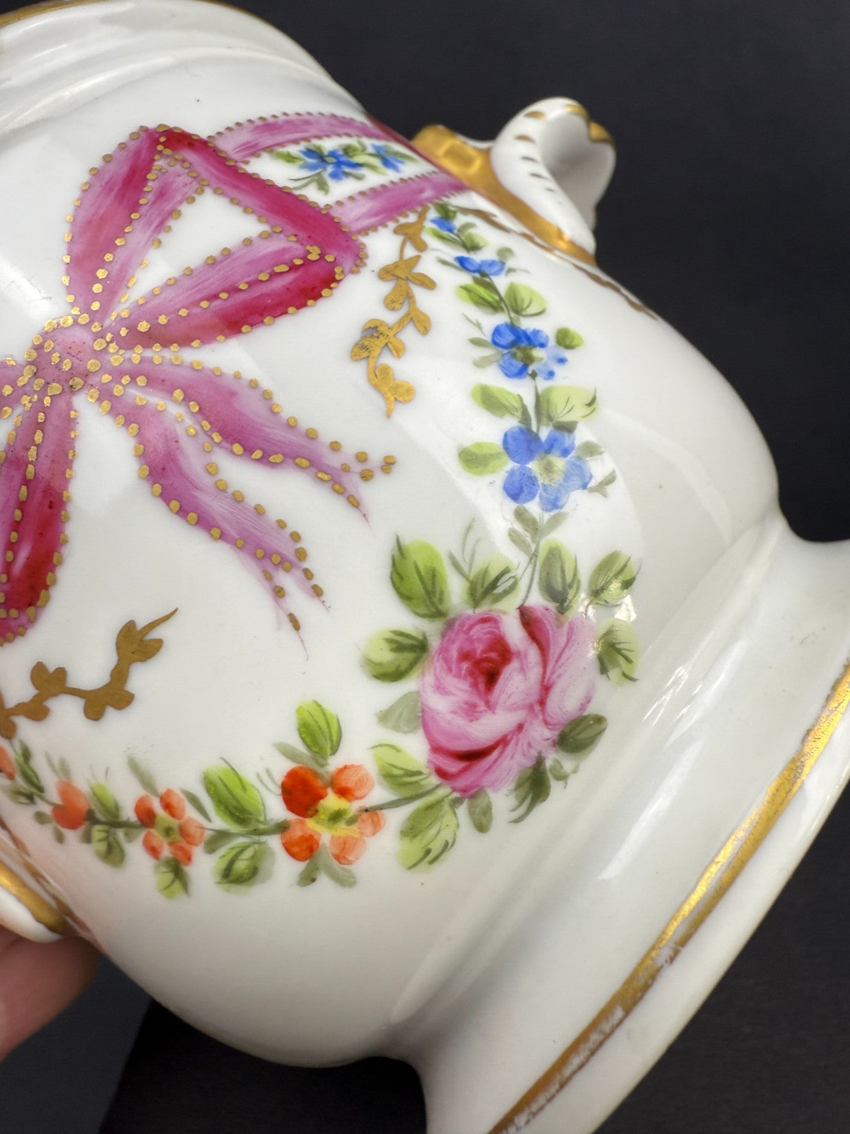 Cache-pot en porcelaine de Paris Décor rubans et fleurs XIXe siècle