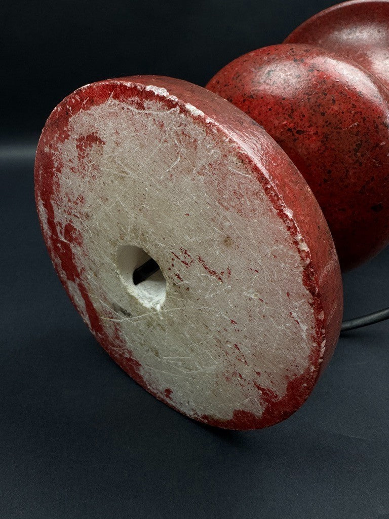 Pied de lampe en pierre reconstituée rouge "sang de bœuf", XXe siècle
