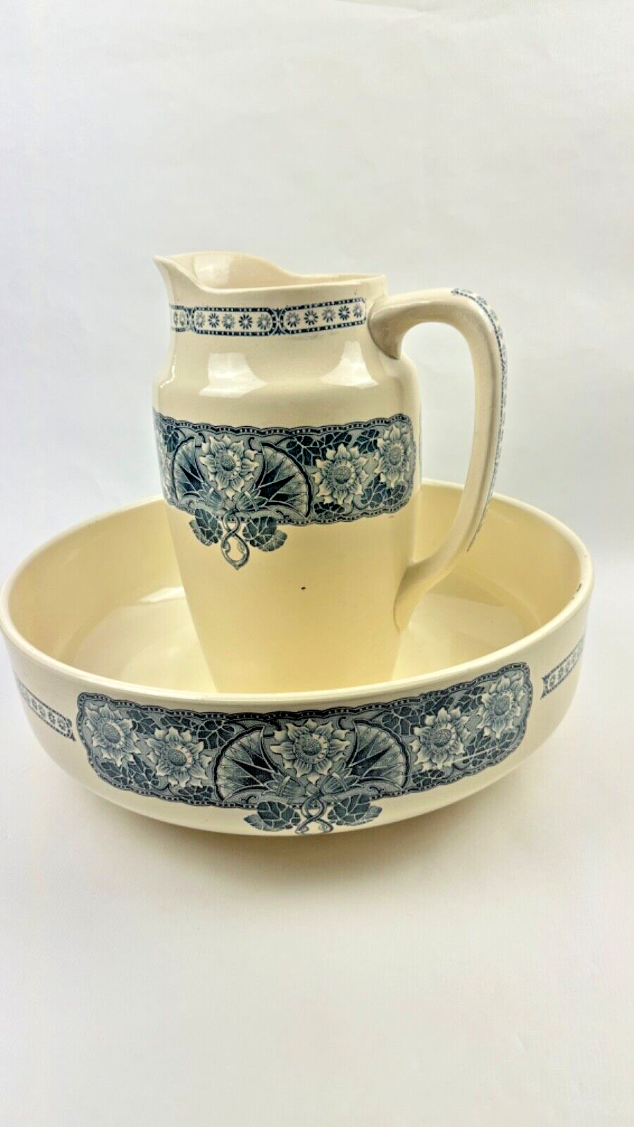 Broc et vasque en faience Longchamp modèle Thèbes