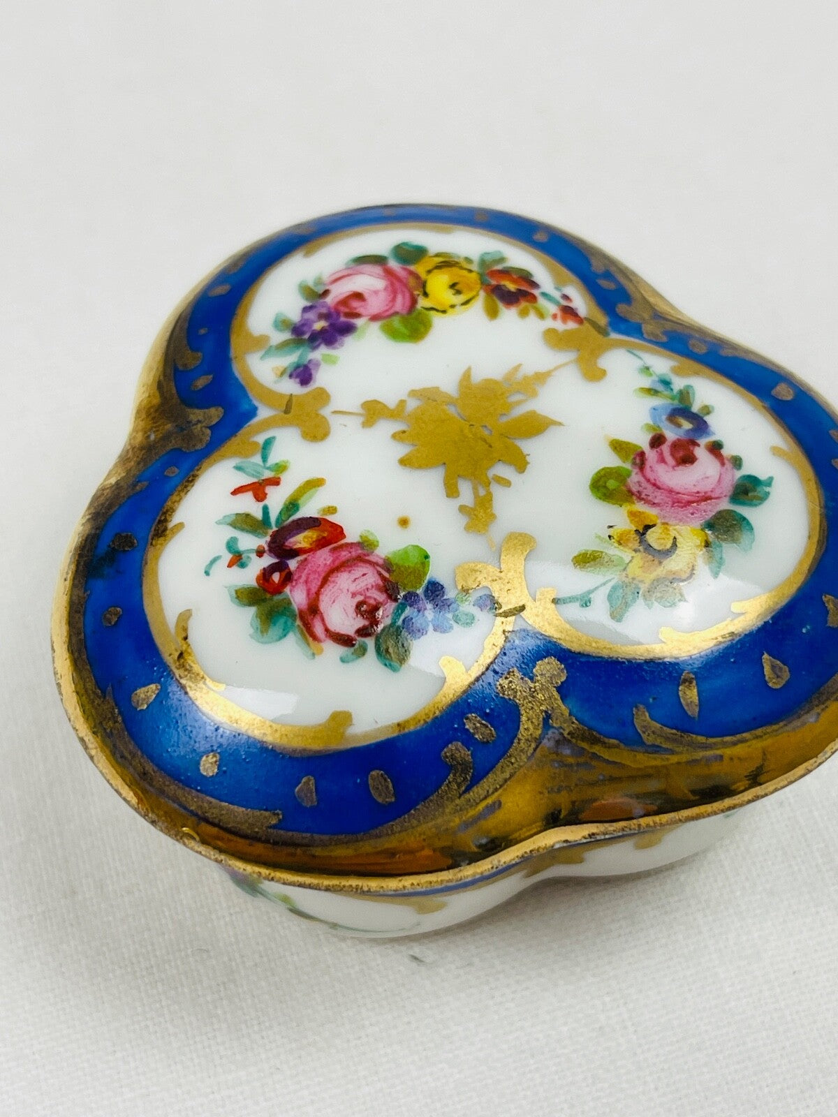 Ancienne boîte à pilules en porcelaine de Limoges ou de Paris