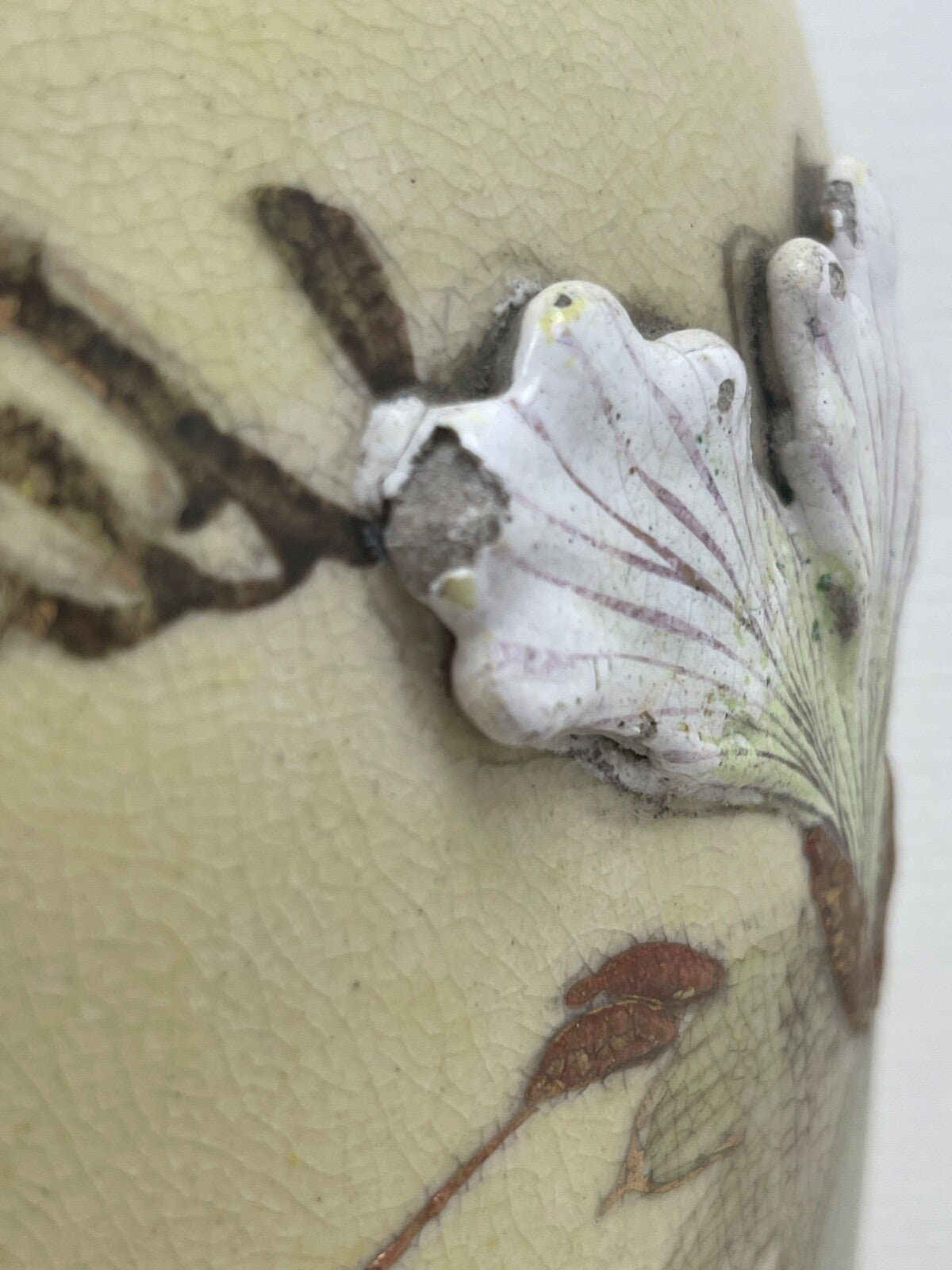 Grand vase en porcelaine du Japon, Satsuma, chrysanthèmes en relief