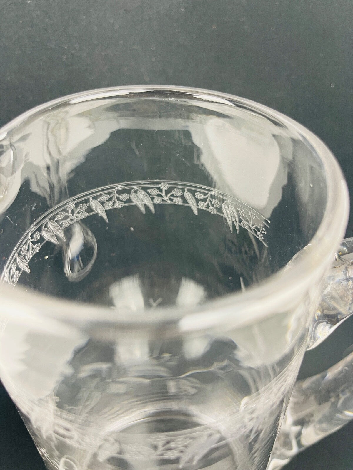 Broc à eau, pichet en cristal gravé Hyacinthe Cayla