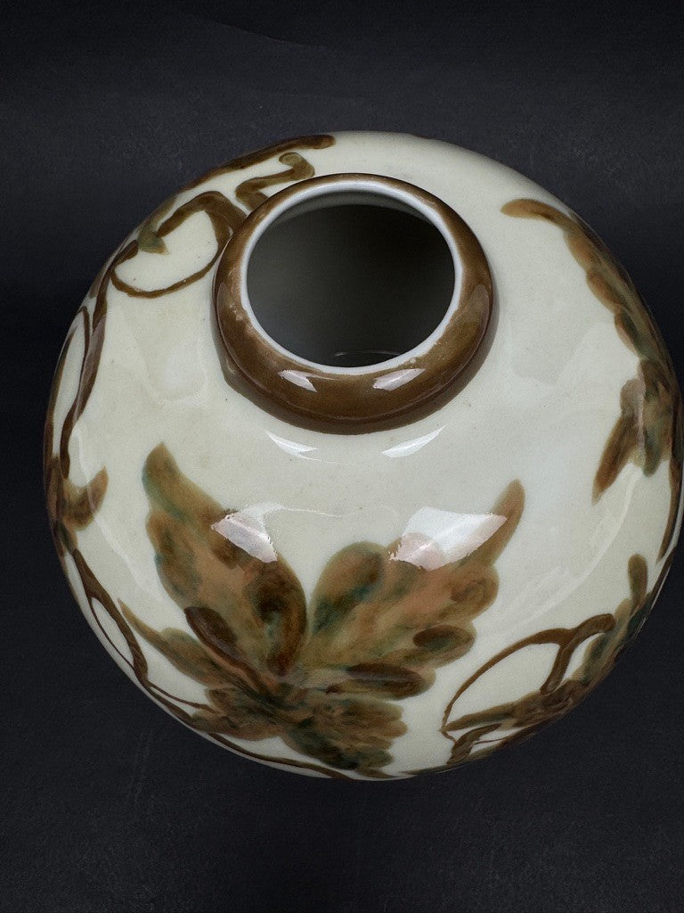 Vase boule en porcelaine de Limoges, Manufacture Tharaud - Décor peint main