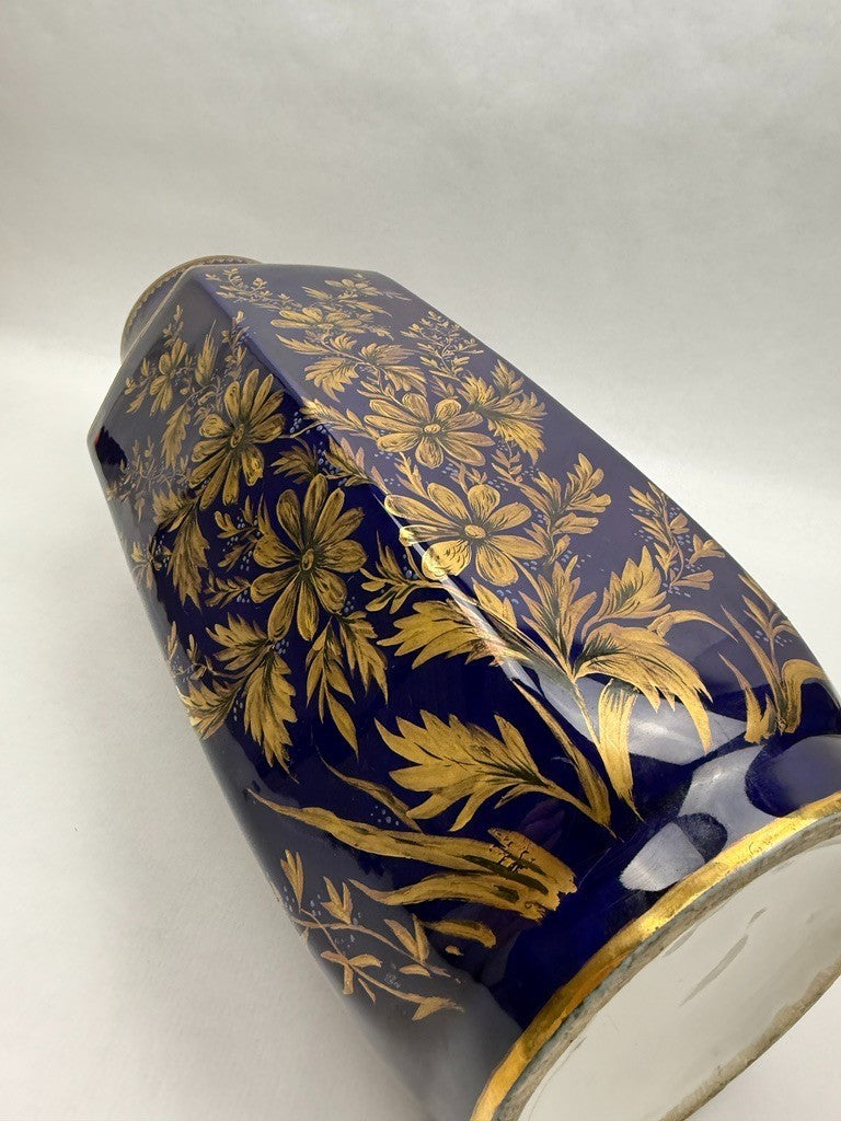 Vase octogonal en porcelaine de Limoges, bleu de four et décor doré, XXe siècle