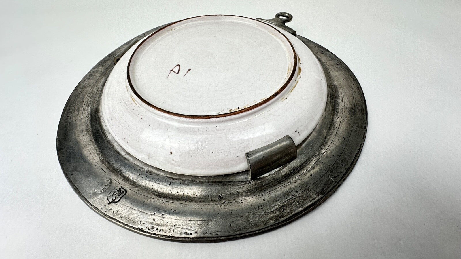 Assiette murale décorative faïence et étain au pissenlit