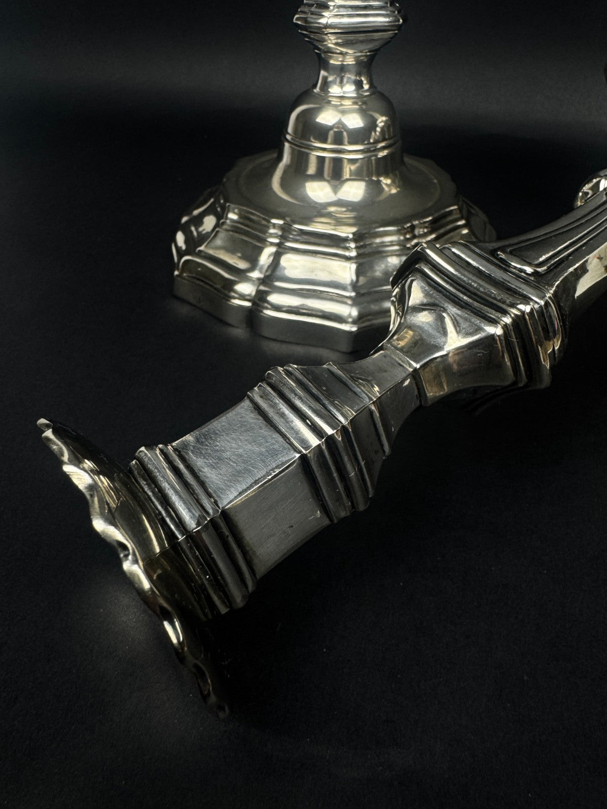 Paire de chandeliers en bronze argenté – Orfèvre Auguste Monnier Veuve, 1911