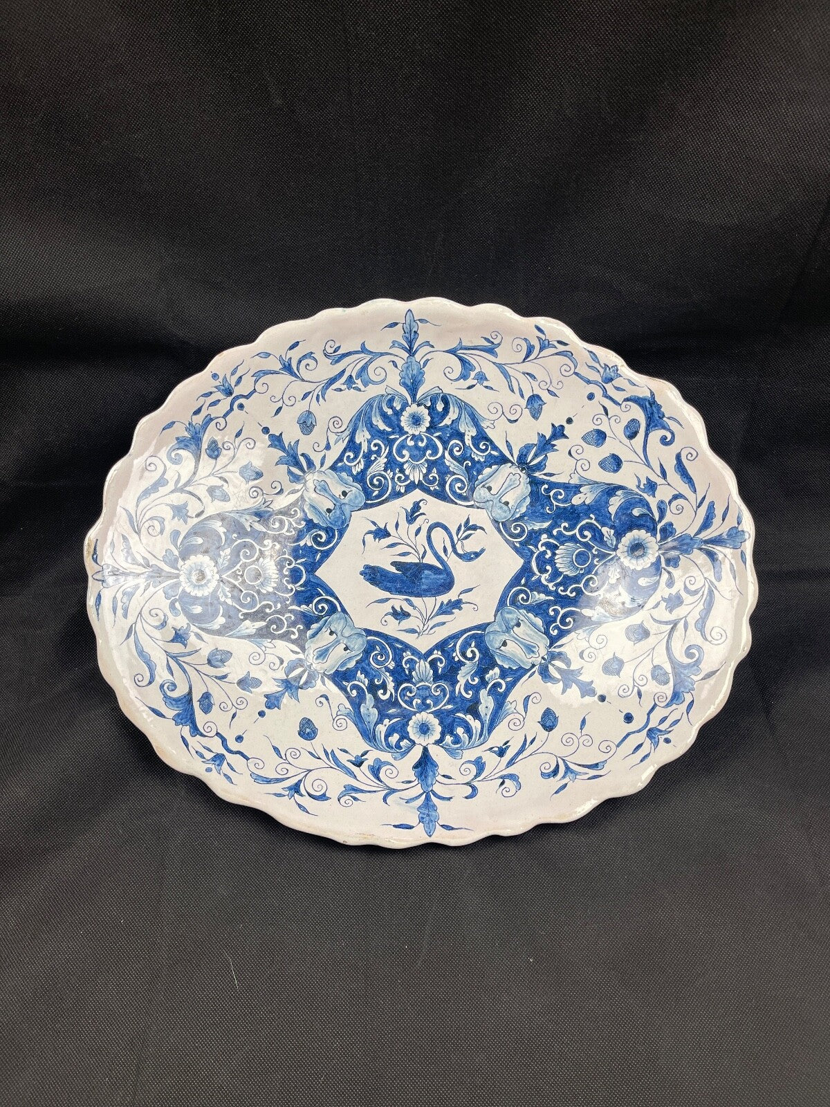 Grand plat de service en faïence blanche et bleue, Moustiers, Rouen ???